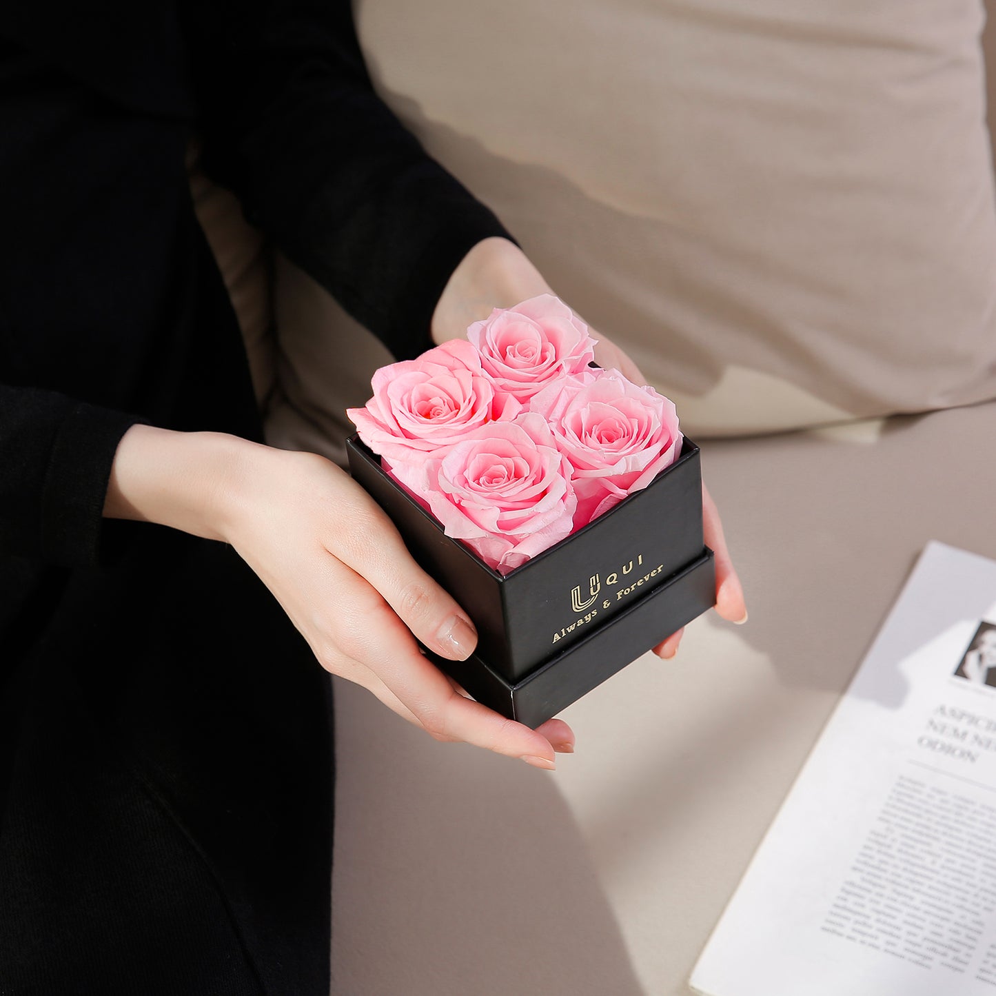 U UQUI 4 Roses Flowers Box And Necklace